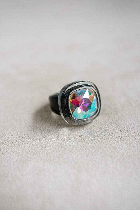 acrylc resin cocktail ring with jewel stone center - noir 